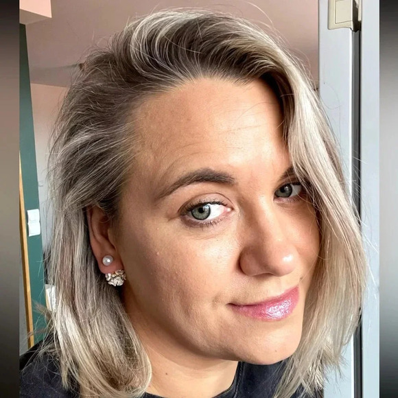 Perla White Shell Flower Stud Earrings - Picture 7 of 13